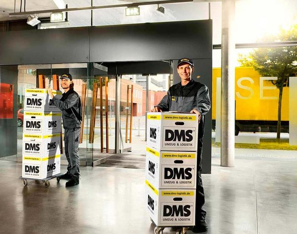 Zwei unserer Mitarbeiter bei einem Firmenumzug in Hamburg.