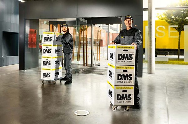 Mitarbeiter bei Büroumzug