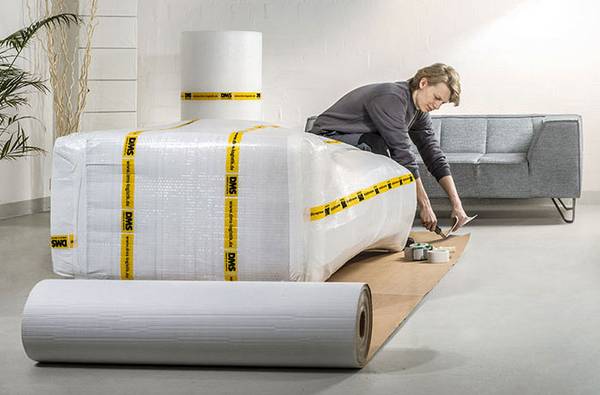 Ein Mitarbeiter unseres Umzugsunternehmens in Hamburg verpackt ein Möbelstück. 
