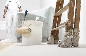 Ein professioneller Maler streicht nach einem Büroumzug in Norderstedt die alten Geschäftsräume.  