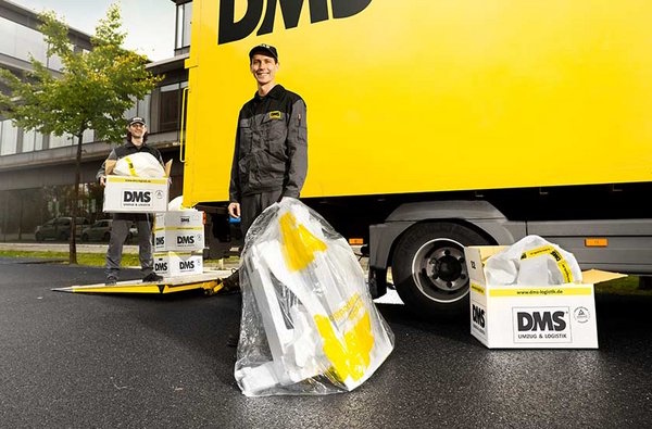 Zwei Mitarbeiter stehen vor einem LKW und räumen Gegenstände ein, die im Rahmen eines Firmenumzugs in Hamburg entsorgt werden sollen.