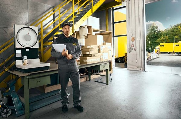 Ein erfahrener Mitarbeiter besichtigt das Lager, das im Rahmen eines Firmenumzugs in Hamburg seinen Standort wechselt. 