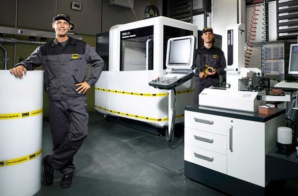 Zwei Mitarbeitende bereiten Maschinen für Ihren Transport bei einem Firmenumzug vor. 