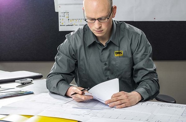 Ein erfahrener Mitarbeiter erstellt im Rahmen eines Firmenumzugs in Hamburg einen Raumplan. 