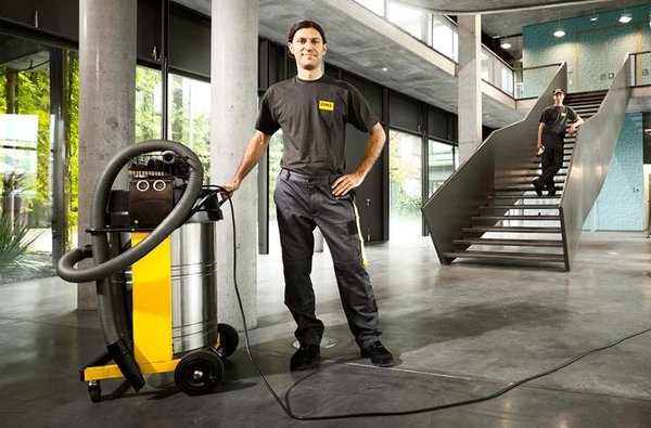 Zwei unserer Mitarbeiter führen die Endreinigung nach einem Firmenumzug in Hamburg durch. 