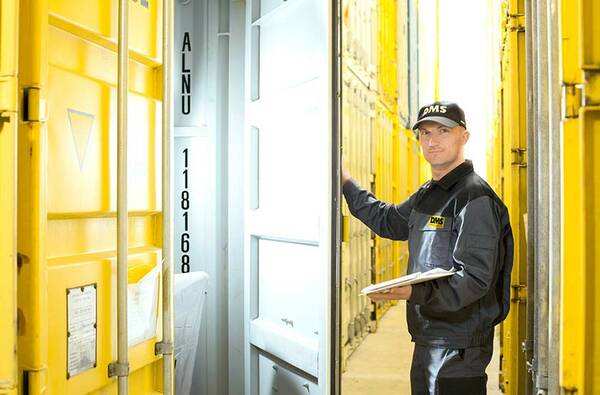 Ein Mitarbeiter öffnet die Tür eines Seecontainers für einen Überseeumzug aus Hamburg.