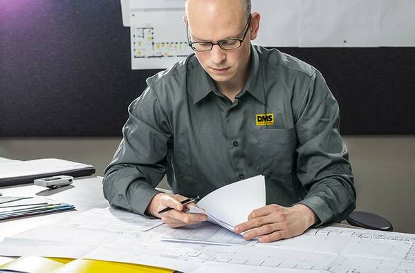 Ein Mitarbeiter unseres Umzugsunternehmens plant mit einem Kunden einen Auslandsumzug.