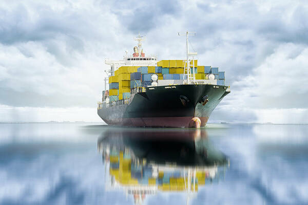 Ein Frachtschiff transportiert Seecontainer unseres Umzugsunternehmens für Auslandsumzüge.